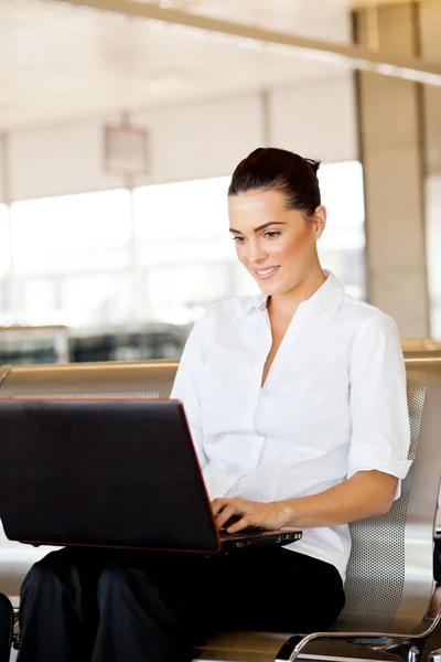 Бізнес-леді, використовуючи ноутбук в аеропорту — стокове фото