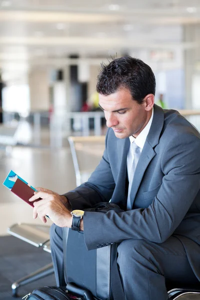 Empresario esperando el vuelo —  Fotos de Stock