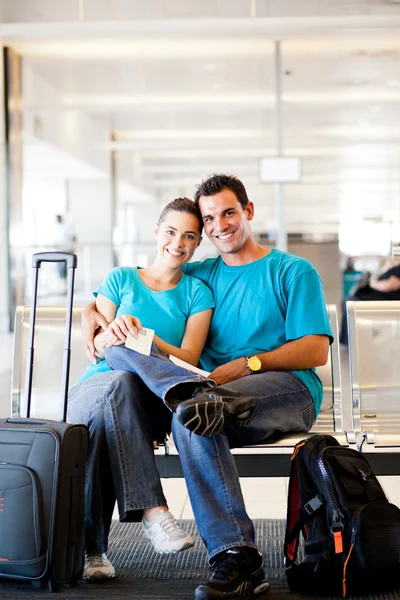 Glückliches junges Paar wartet auf den Flug — Stockfoto