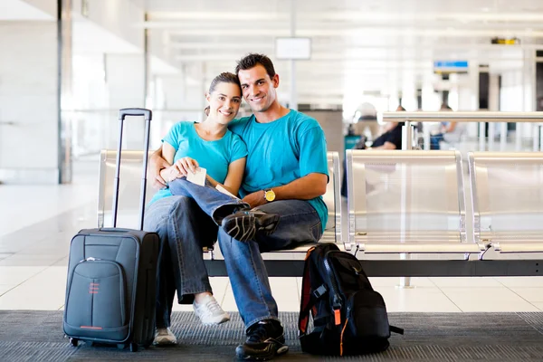 Casal jovem à espera de voo — Fotografia de Stock