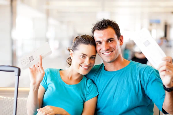 Happy couple at airport — Stock Photo, Image