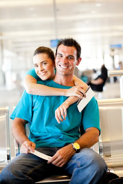 Ευτυχισμένο ζευγάρι στο αεροδρόμιο — Φωτογραφία Αρχείου