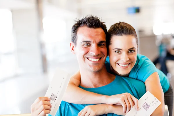 Casal feliz no aeroporto — Fotografia de Stock