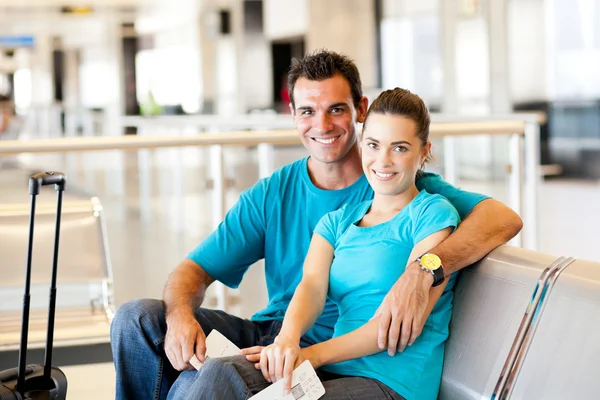 Casal jovem casal no aeroporto — Fotografia de Stock