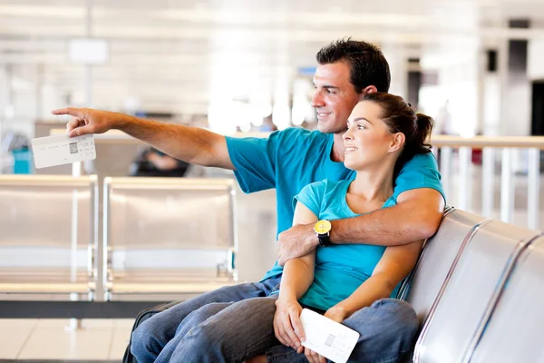 Casual couple at airport — Stock Photo, Image