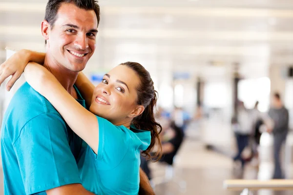 Feliz jovem casal no aeroporto — Fotografia de Stock
