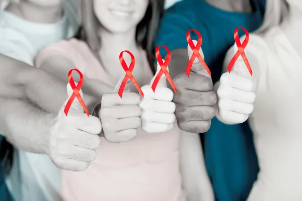 Grupo de jóvenes multirraciales apoyar la prevención del VIH del SIDA — Stockfoto