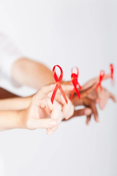 Πολυφυλετική ομάδα με κορδέλα του aids — Φωτογραφία Αρχείου