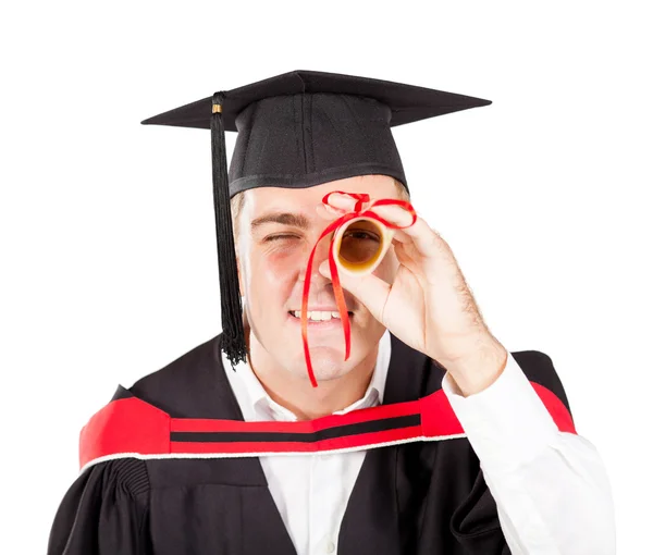 Graduado mirando a través de certificado — Foto de Stock