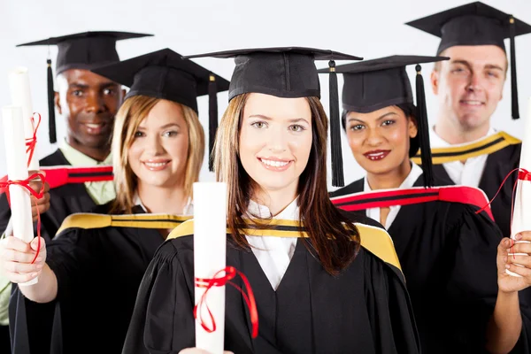 Grupo de graduados en bata y gorra de graduación — Foto de Stock