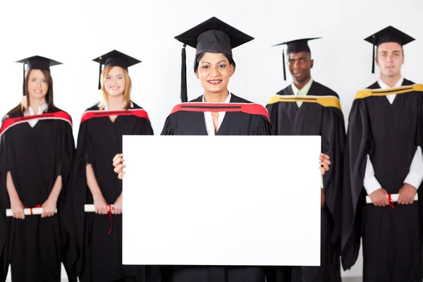 Femme indienne diplômée avec tableau blanc — Photo