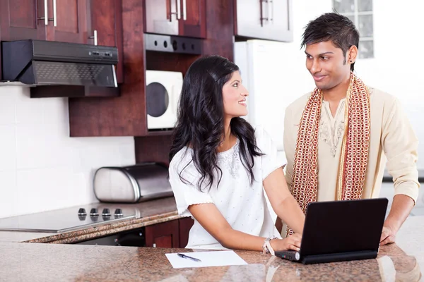 Joven pareja india usando laptop — Foto de Stock