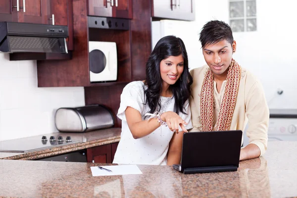 Jovem casal indiano usando computador — Fotografia de Stock