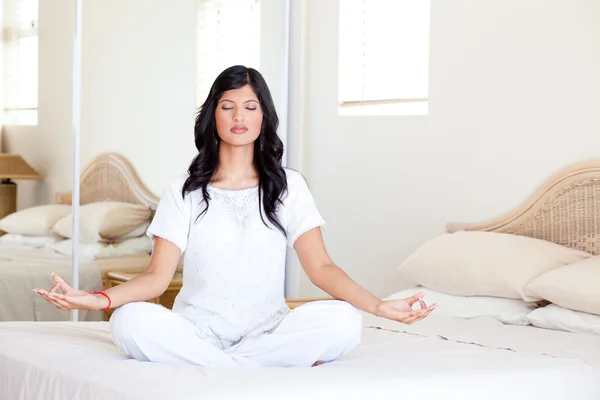 Bella giovane donna che pratica la meditazione yoga — Foto Stock