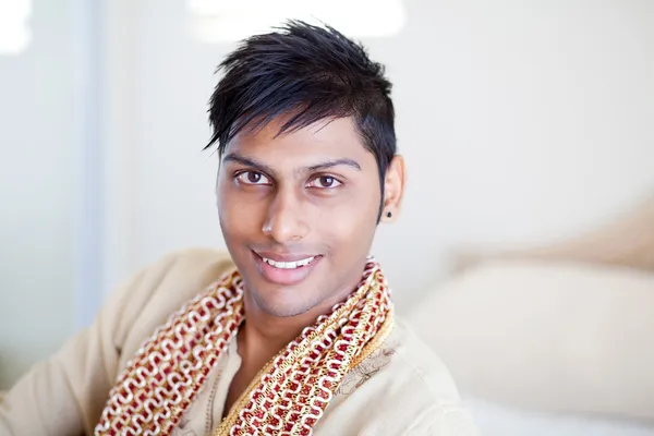 Szczęśliwy młody człowiek indyjski — Zdjęcie stockowe