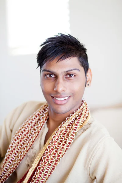 Веселий молодий індійський чоловік — стокове фото