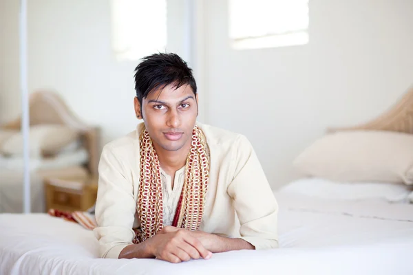 Młody człowiek indyjski w tradycyjne stroje — Zdjęcie stockowe