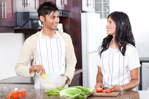 印度对年轻夫妇在厨房 — 图库照片