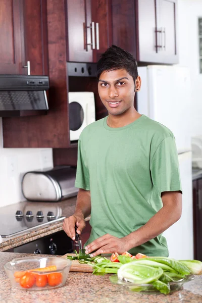 Счастливый молодой человек приготовления пищи — стоковое фото