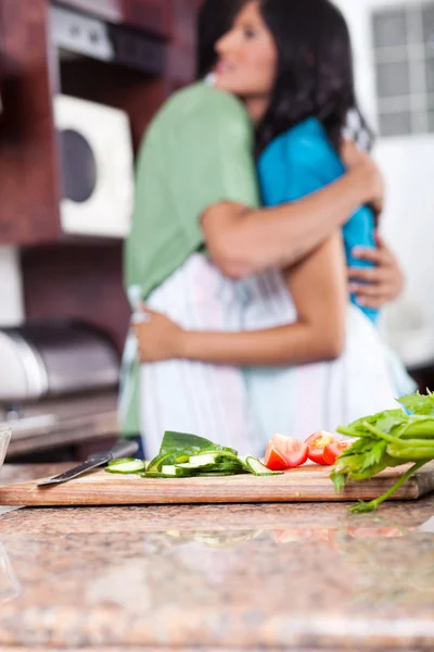 Genç bir çift mutfakta sarılma — Stok fotoğraf