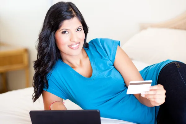 Beautiful young woman holding credit card — Stock Photo, Image