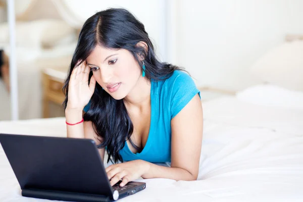Atrakcyjna młoda kobieta korzystająca z laptopa — Zdjęcie stockowe