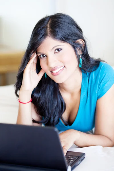 Docela indická dívka pomocí přenosného počítače — Stock fotografie