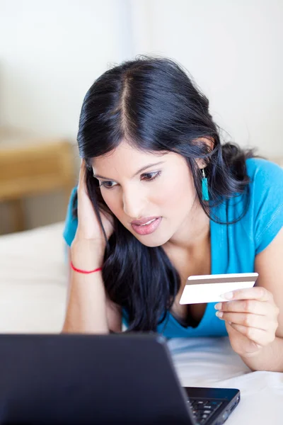 Mulher jovem verificando o saldo do cartão de crédito — Fotografia de Stock