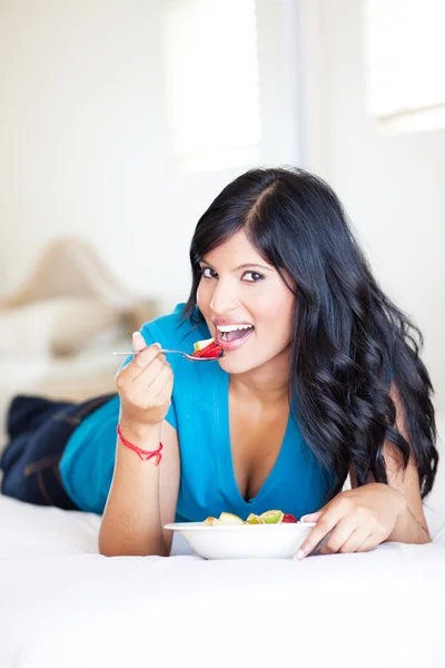Красивая молодая женщина ест салат — стоковое фото