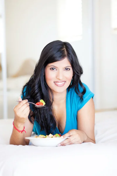 Ελκυστική γυναίκα τρώει σαλάτα — Φωτογραφία Αρχείου
