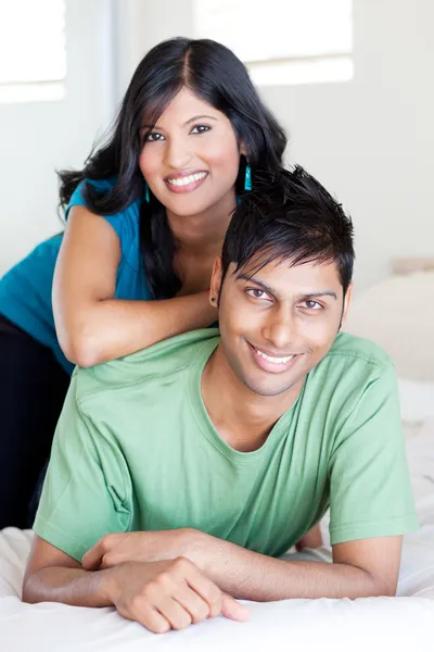 うれしそうな若いインドのカップル — ストック写真