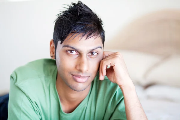 Porträt eines jungen indischen Mannes — Stockfoto