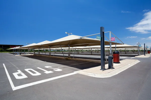 Estacionamiento cubierto vacío —  Fotos de Stock