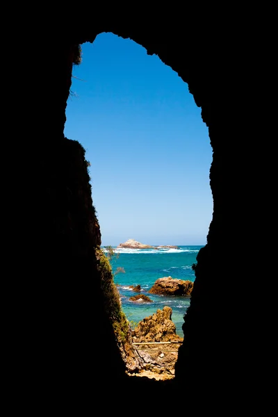 Морський пейзаж через печеру — стокове фото
