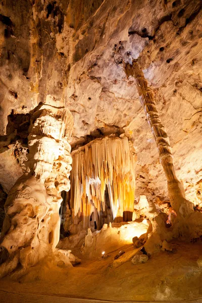 Tropfsteinhöhlen und Stalagmiten — Stockfoto