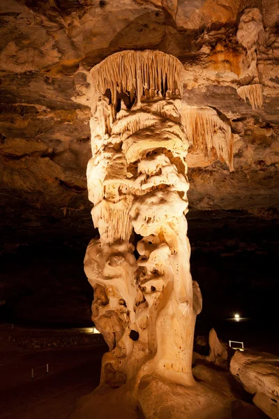 Karszt barlang függő és álló cseppkövek — Stock Fotó