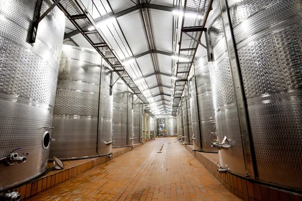 Fábrica de vinhos moderna — Fotografia de Stock