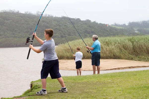 Teen pojke kastar ett fiskespö — Stockfoto