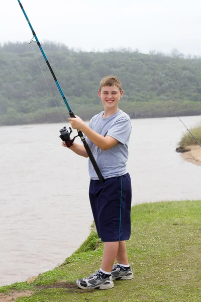 Adolescente chico pesca —  Fotos de Stock