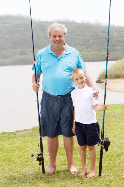 Grootvader en kleinzoon vissen — Stockfoto