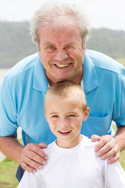 幸福的爷爷和孙子 — 图库照片