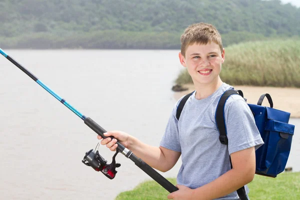 Adolescente menino pesca — Fotografia de Stock