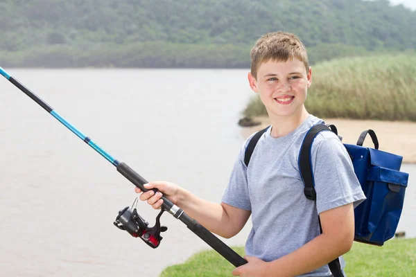 Adolescente chico pesca — Foto de Stock