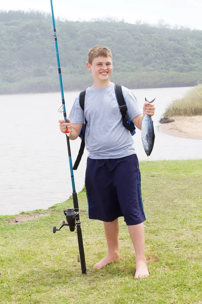 Adolescente chico pesca — Foto de Stock