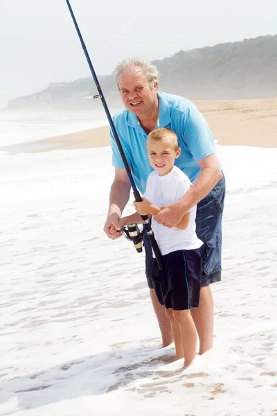 Opa bringt Enkel das Angeln bei — Stockfoto