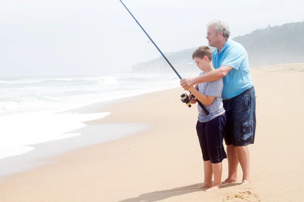 Дедушка учил внука рыбачить. — стоковое фото