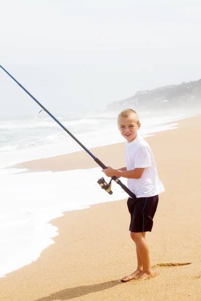 Мальчик рыбачит на пляже — стоковое фото