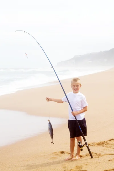 Маленький хлопчик ловить велику рибу — стокове фото