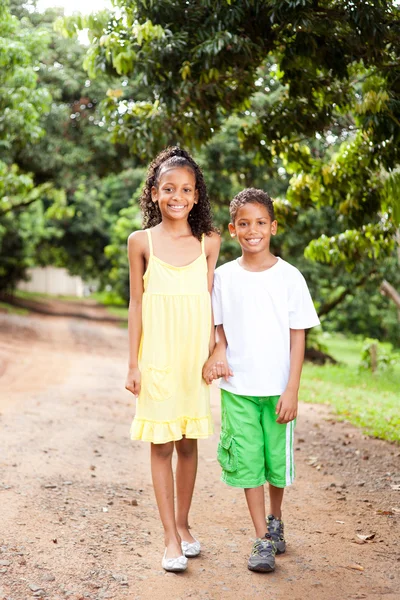 Broer en zus buiten lopen — Stockfoto