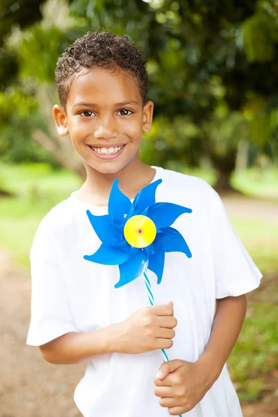 Μικρό αγόρι που κατέχουν ένα pinwheel — Φωτογραφία Αρχείου